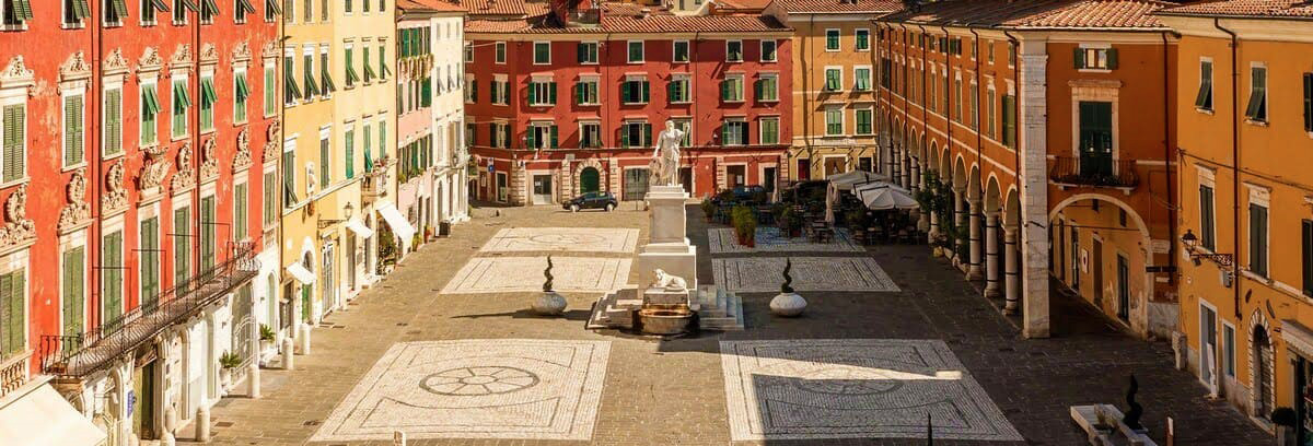Veduta dall'alto di Piazza Alberica, la piazza principale del centro storico di Carrara